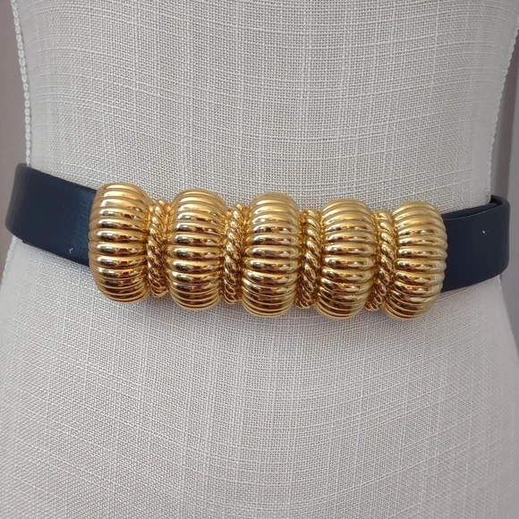 VTG Mimi Di N signed 1989 Gold toned Belt Buckle. Mimi Di N 1989 French Faux Gold Coin Panel Buckle  main image 2